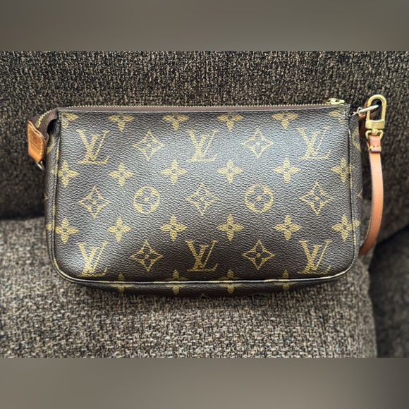 Authentic LV pochette - Picture 2 of 12